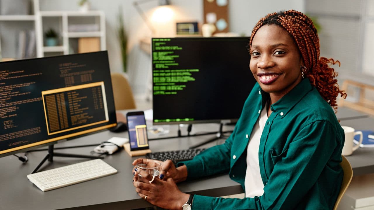 imagem sobre Quanto ganha um Programador? Salários por área, linguagem e nível